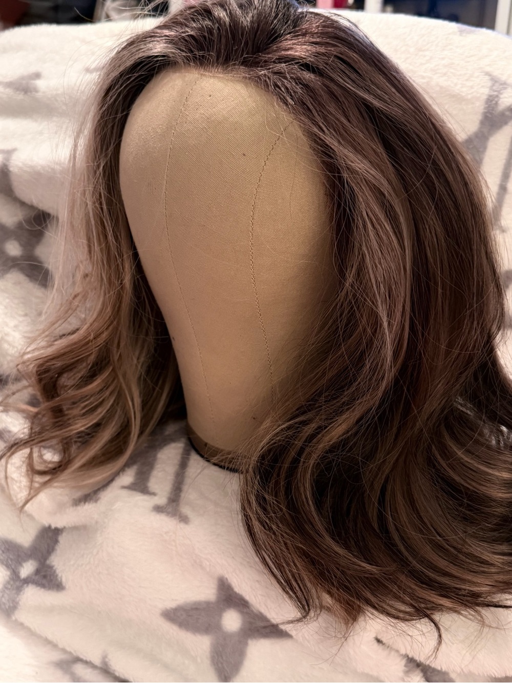Natural Brown Wavy Women's Wig with Subtle Highlights